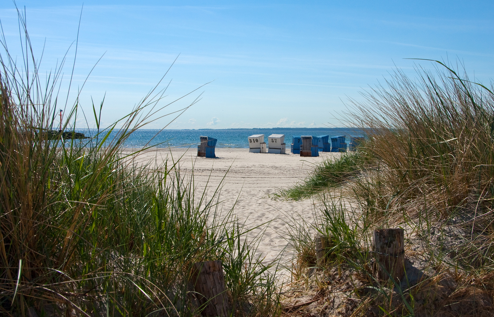 Ostseeromantik - Strandkörbe und viel weisser Sand