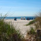 Ostseeromantik - Strandkörbe und viel weisser Sand