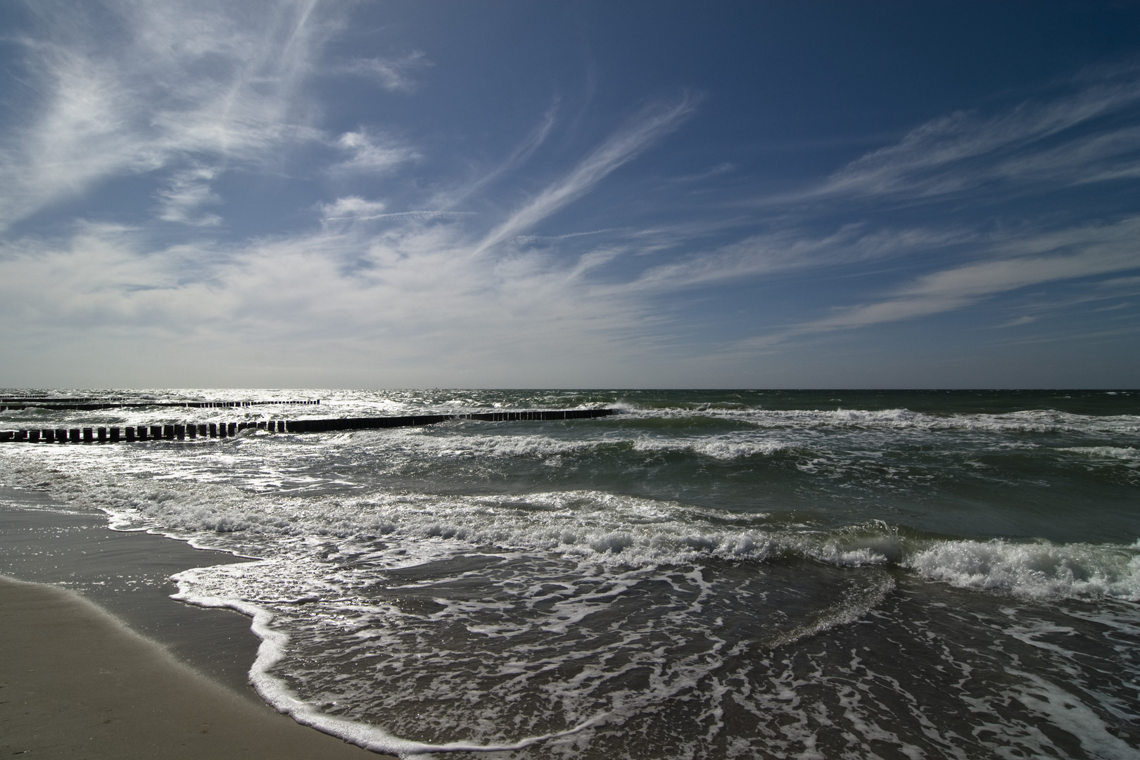 Ostseestrand bei Ahrenshoop im Gegenlicht