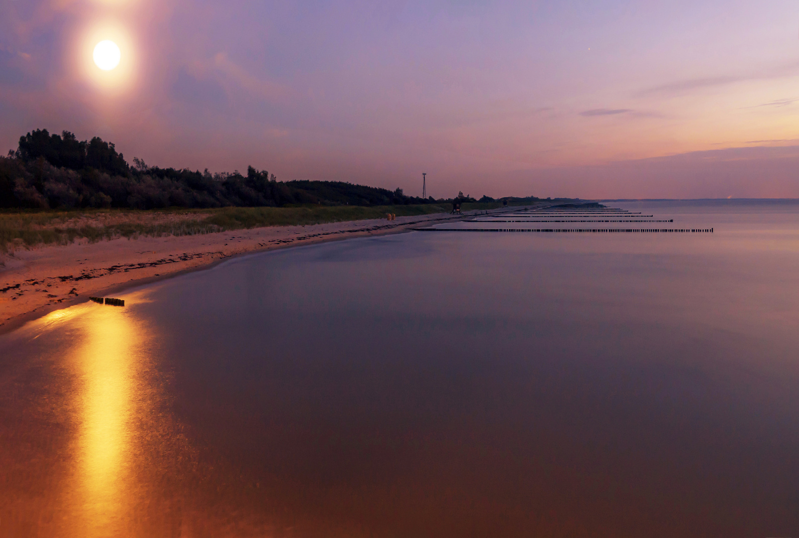 Ostseestrand im Mondschein