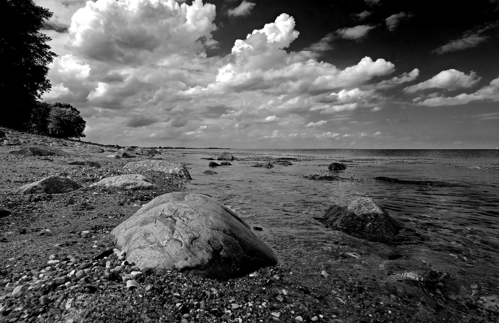 Ostseestrand mal schwarz weiss