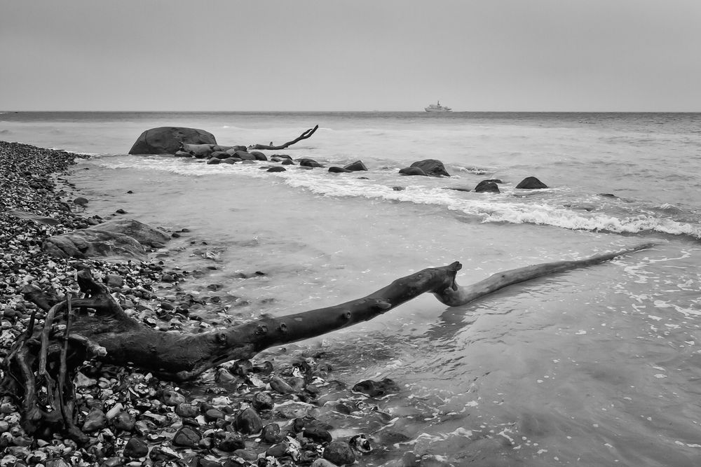 Ostseestrand mit Fähre