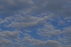 Ostseestrand: Sommer, Sonne, Wind und ganz zarte Wolken