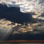 Ostseestrand: Sommer, Sonne, Wind und Gewitterwolken