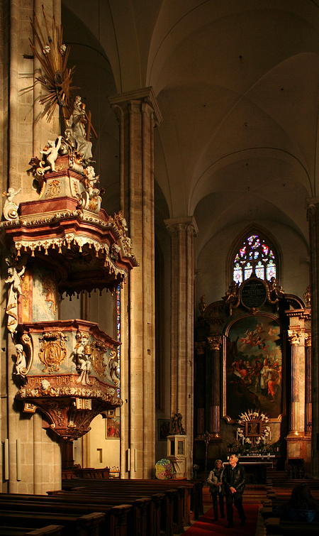 Othmarskirche in Mödling: Kanzel und Hochaltar