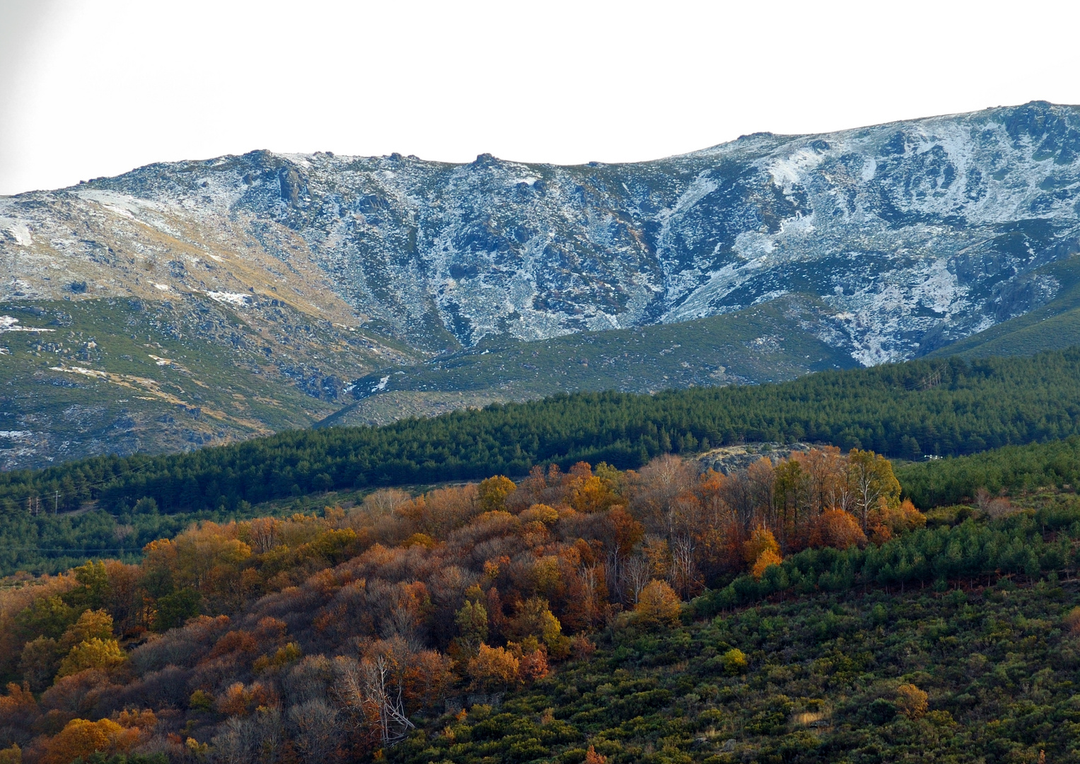 Otoño con las primeras nieves en la sierra de Béjar