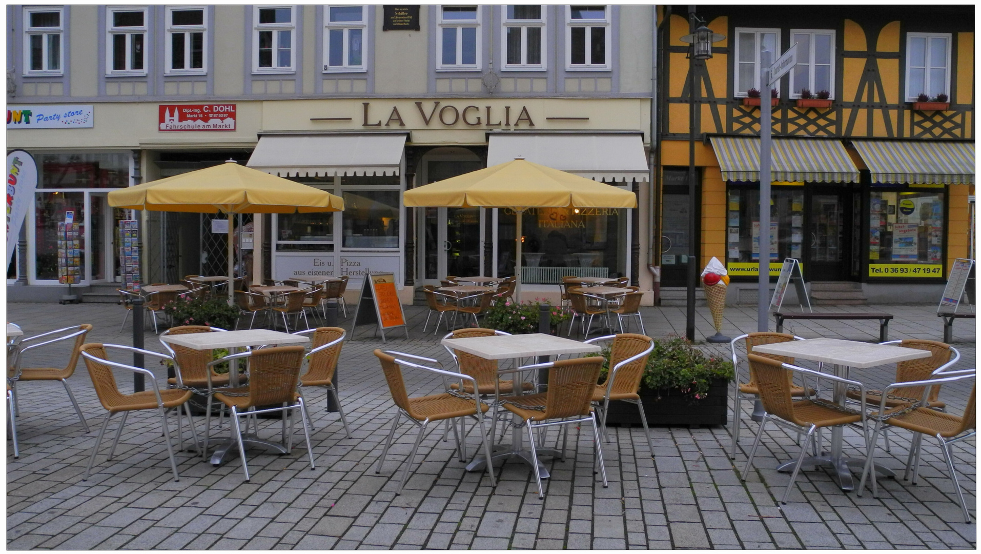 Otoño en la ciudad II, Meiningen, nadie ya no quiere tomar café en el aire libre