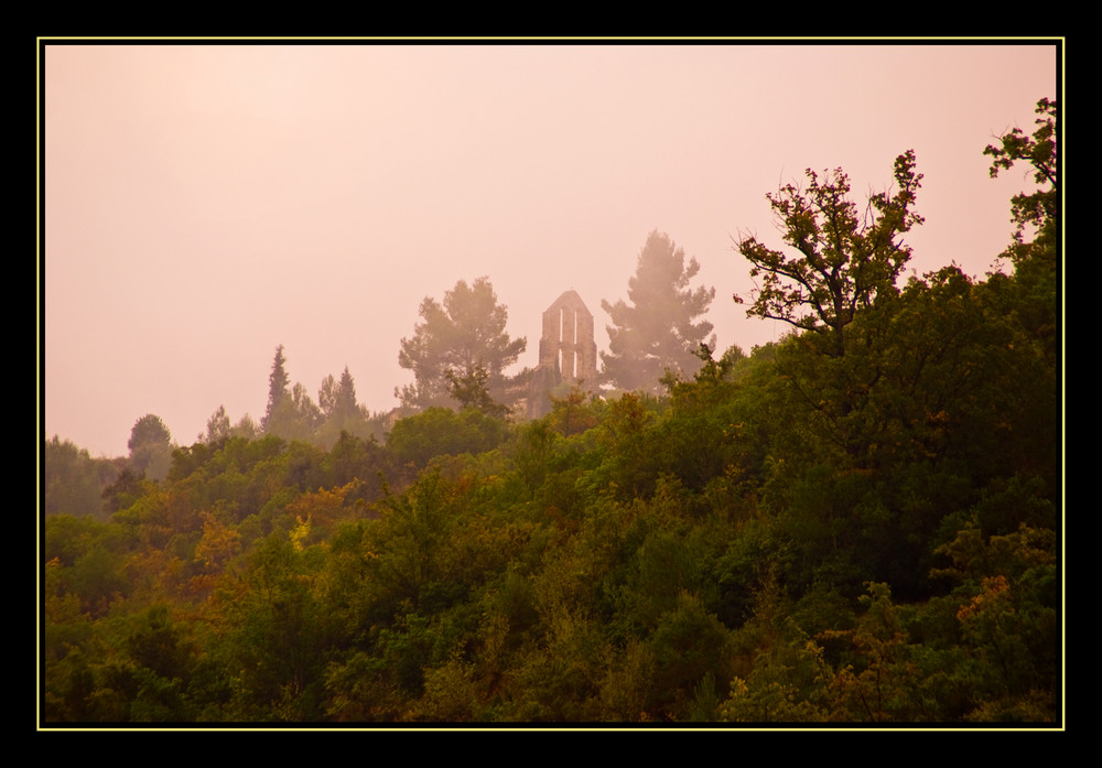 Otoño niebla y ermitas