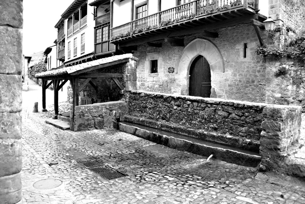 OTRO ANGULO DEL LAVADERO DE SANTILLANA DEL MAR ( CANTABRIA )