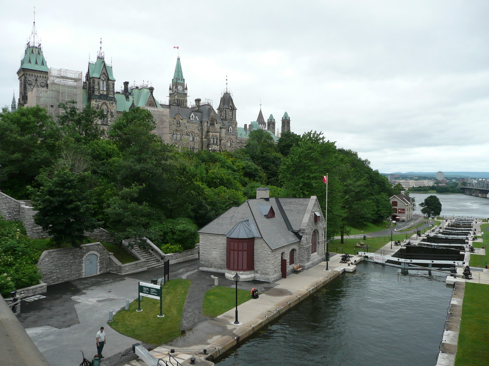 Ottawa/ Canada, Blick auf den Parlaments-Hügel und den Rideau-Kanal.