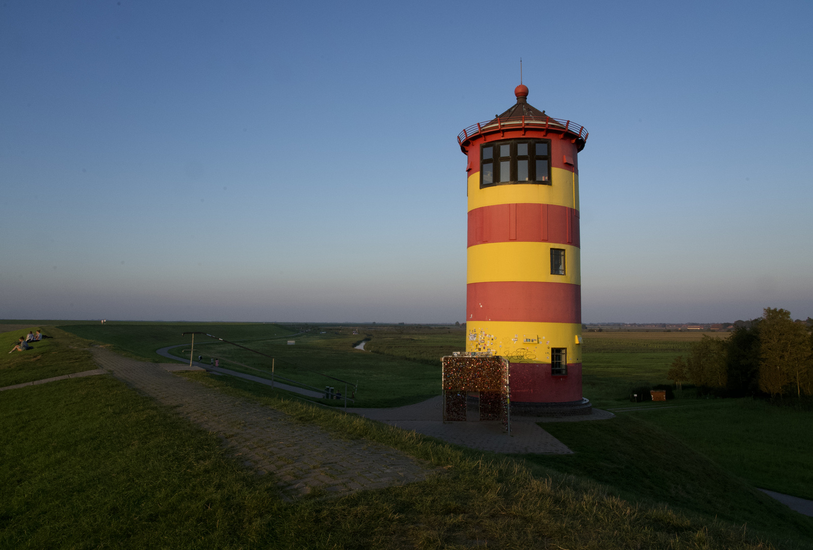 Otto-Turm von Pilsum in der Abendsonne