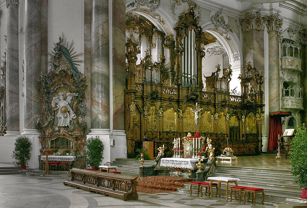 Ottobeuren - das Chorgestühl mit Heilig-Geist-Orgel