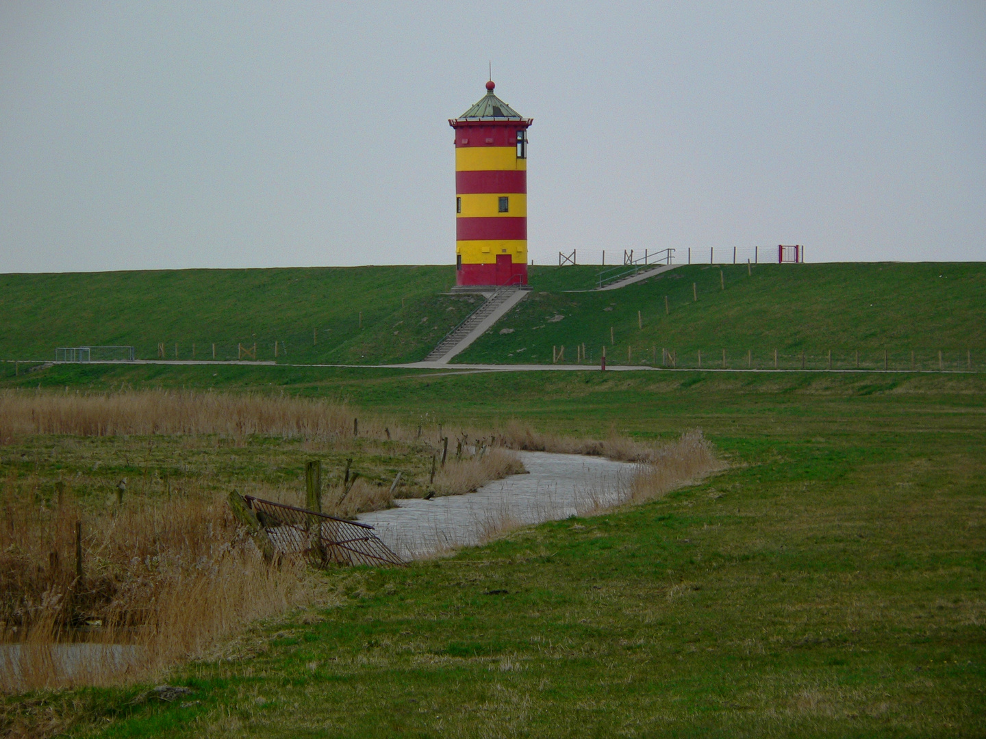 Otto's Leuchtturm, gerade im Winter ein Farbklecks