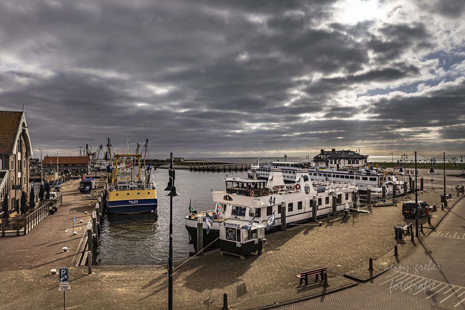 Oudeschild. Hafen im Gegenlicht.