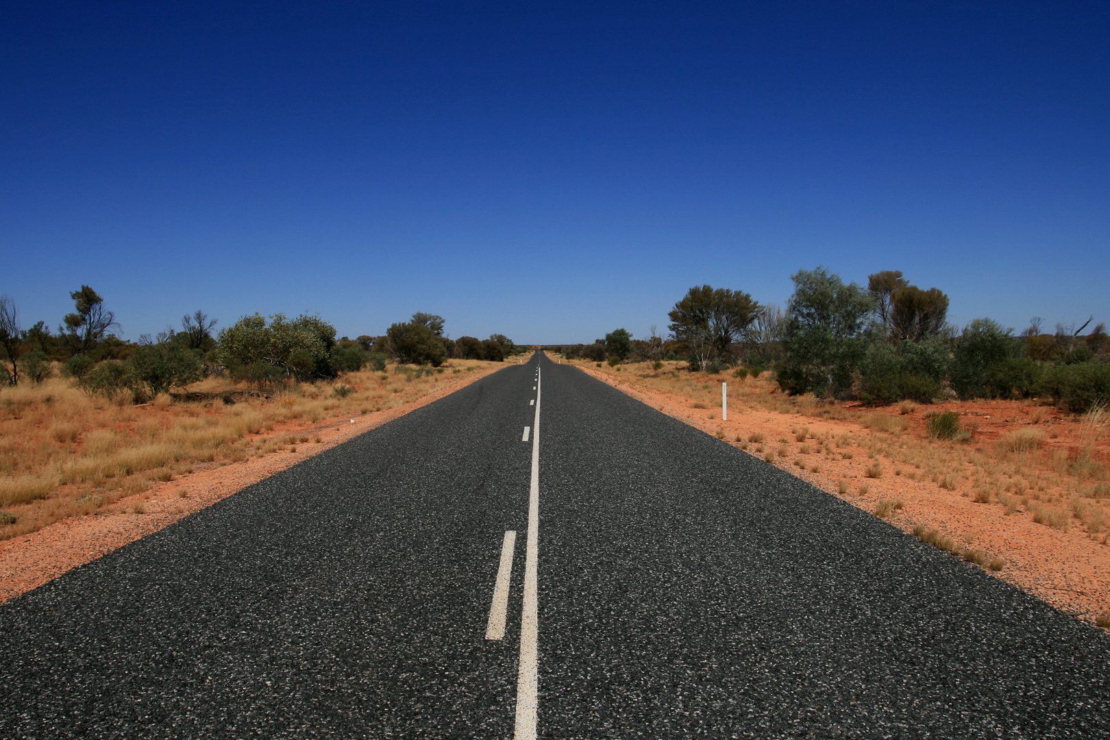 Outback road – endless...