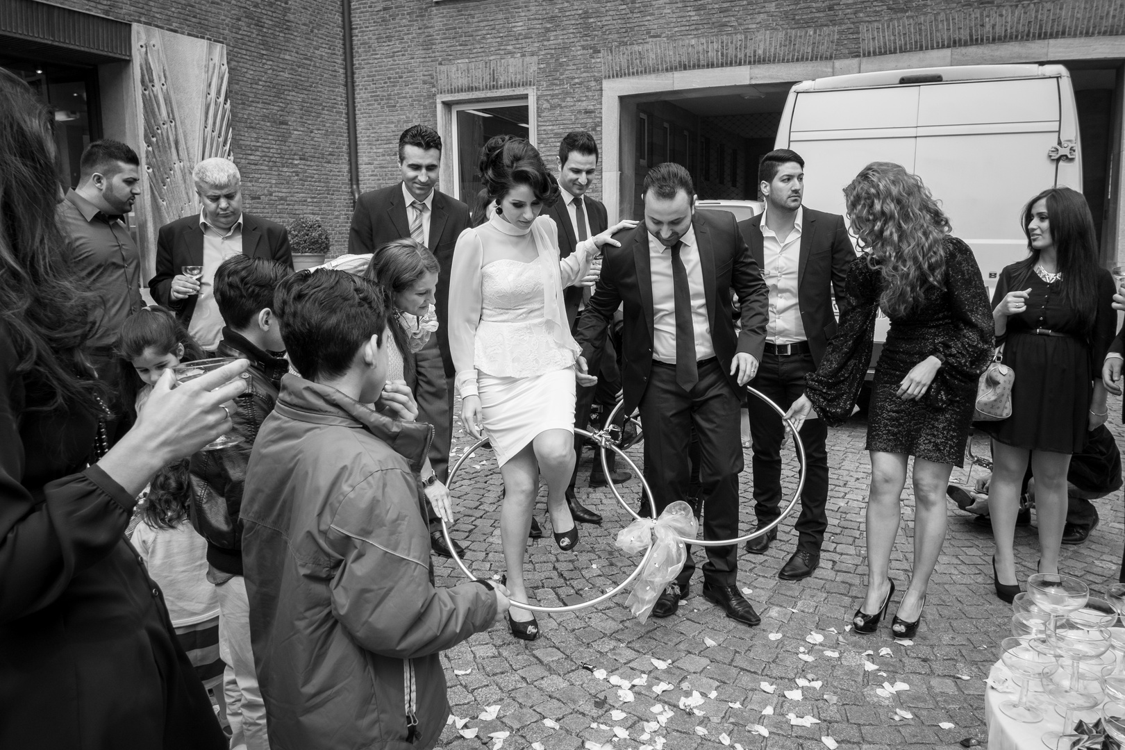 Outdoors wedding ritual, Rathausplatz, Köln