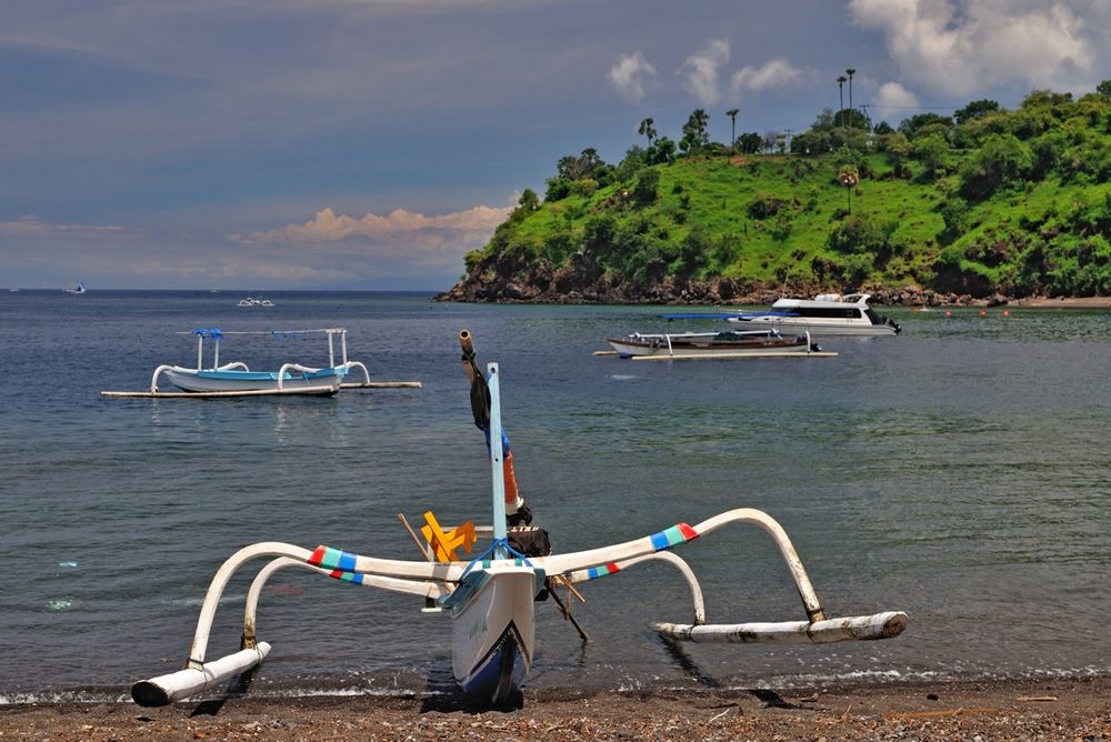 Outriggerboat on the lava beach