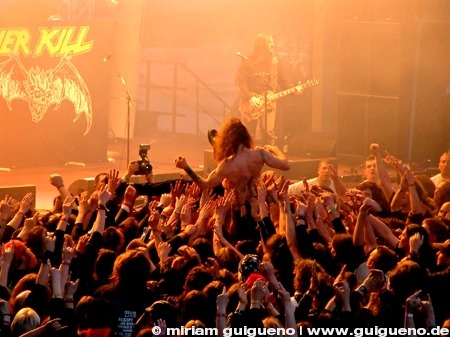 Overkill • Bobby "Blitz" Ellsworth beim Crowdsurfen