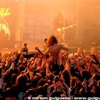 Overkill • Bobby "Blitz" Ellsworth beim Crowdsurfen