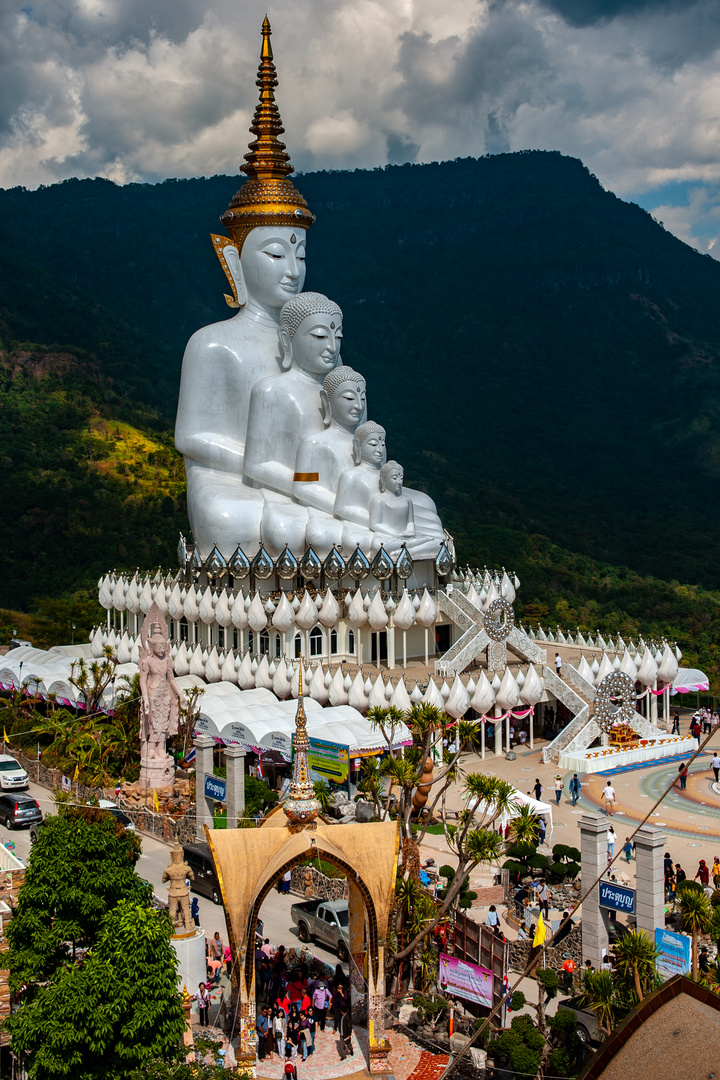 Overview to the temple temple on a glass cliff