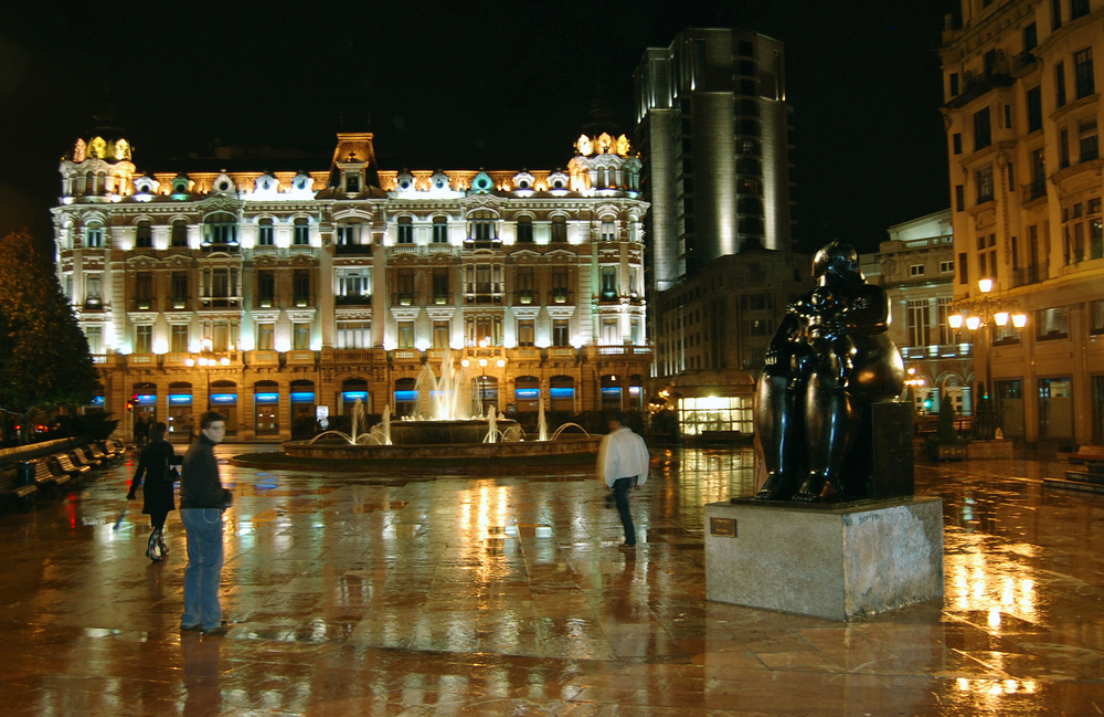 Oviedo de noche, con la Maternidad de Botero