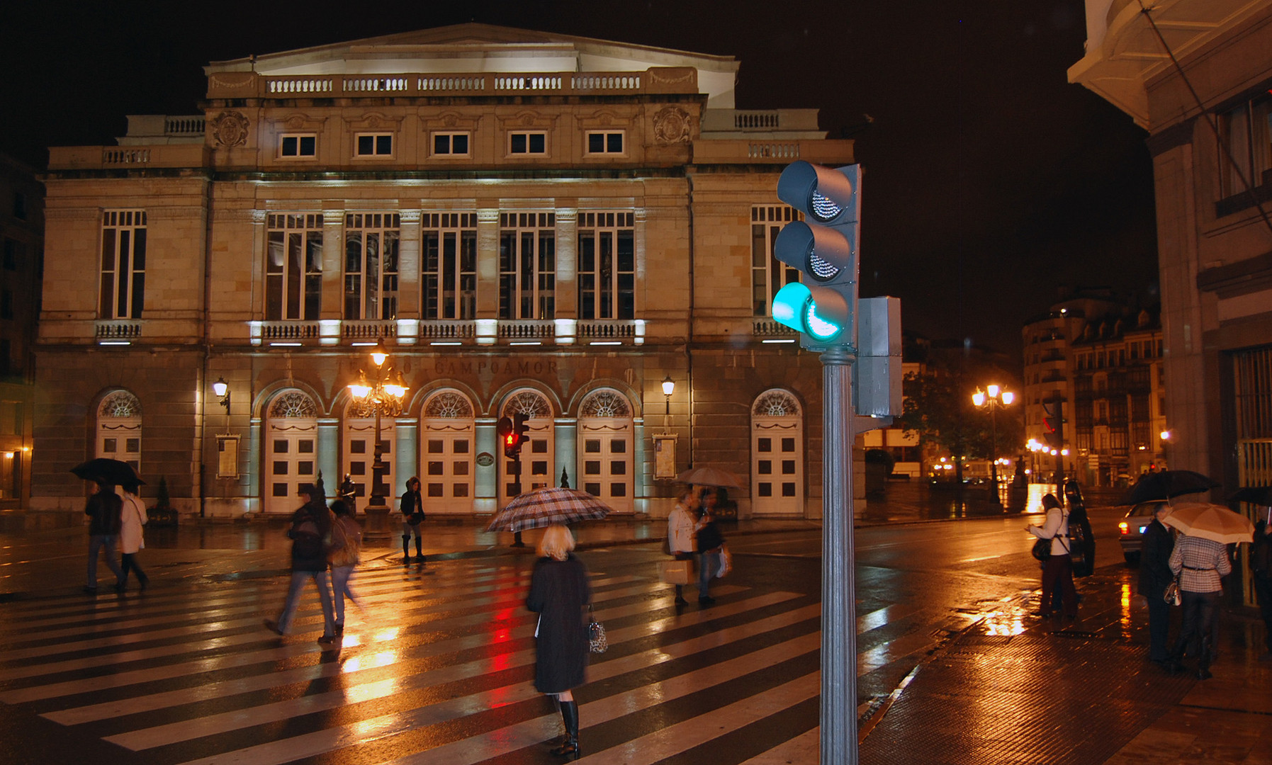 Oviedo: Teatro Campoamor visto de noche