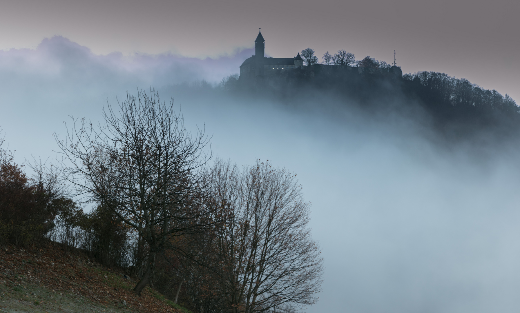 Owen Burg Teck im Morgennebel