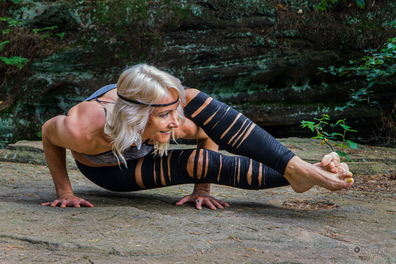 Oxana macht Yoga an den Katzensteinen