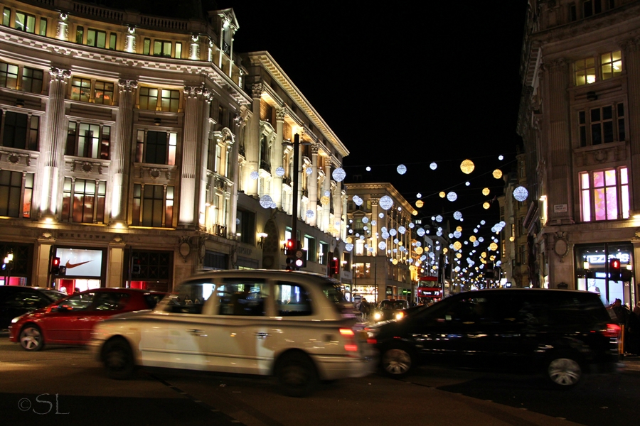 Oxford Circus mit Bewegung in der Weihnachtszeit