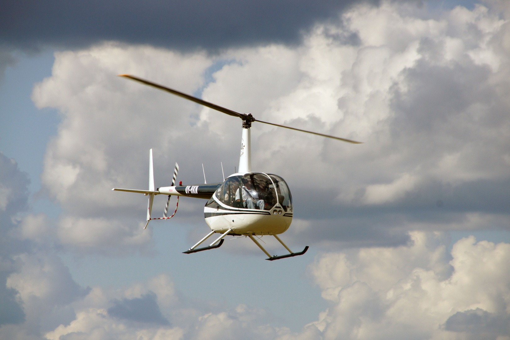 OY-HKN, ein Robinson R 44