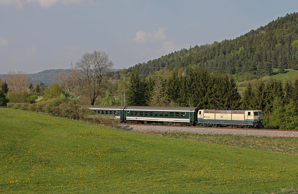 Ozeanblau-beiges am Schweizer InterCity