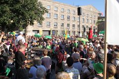 *P* 19.7.10 Stuttgart K21 prophetische Rede zu TURMBAU zu BABEL vor Nordflügel HBF 19.7.2010