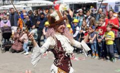 P_ Jongleurin cr6-EM2A0023_v18_cut_OK_mweichHG_25p_w10_frau_s21_v18aprili25