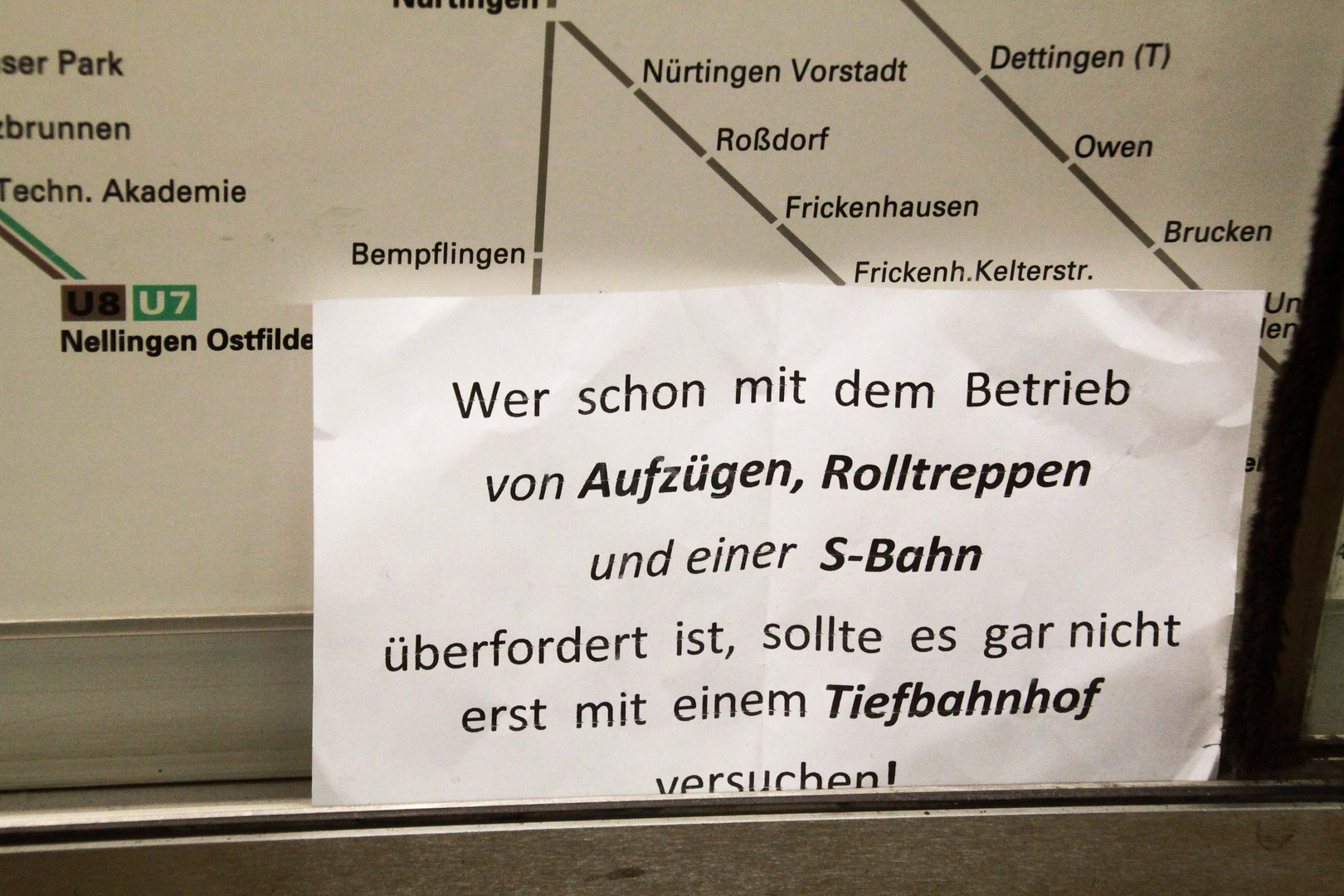 P* Plakat AUFZUG TIEFBAHNHOF K21 Stgt TRAVELLING +TEXT