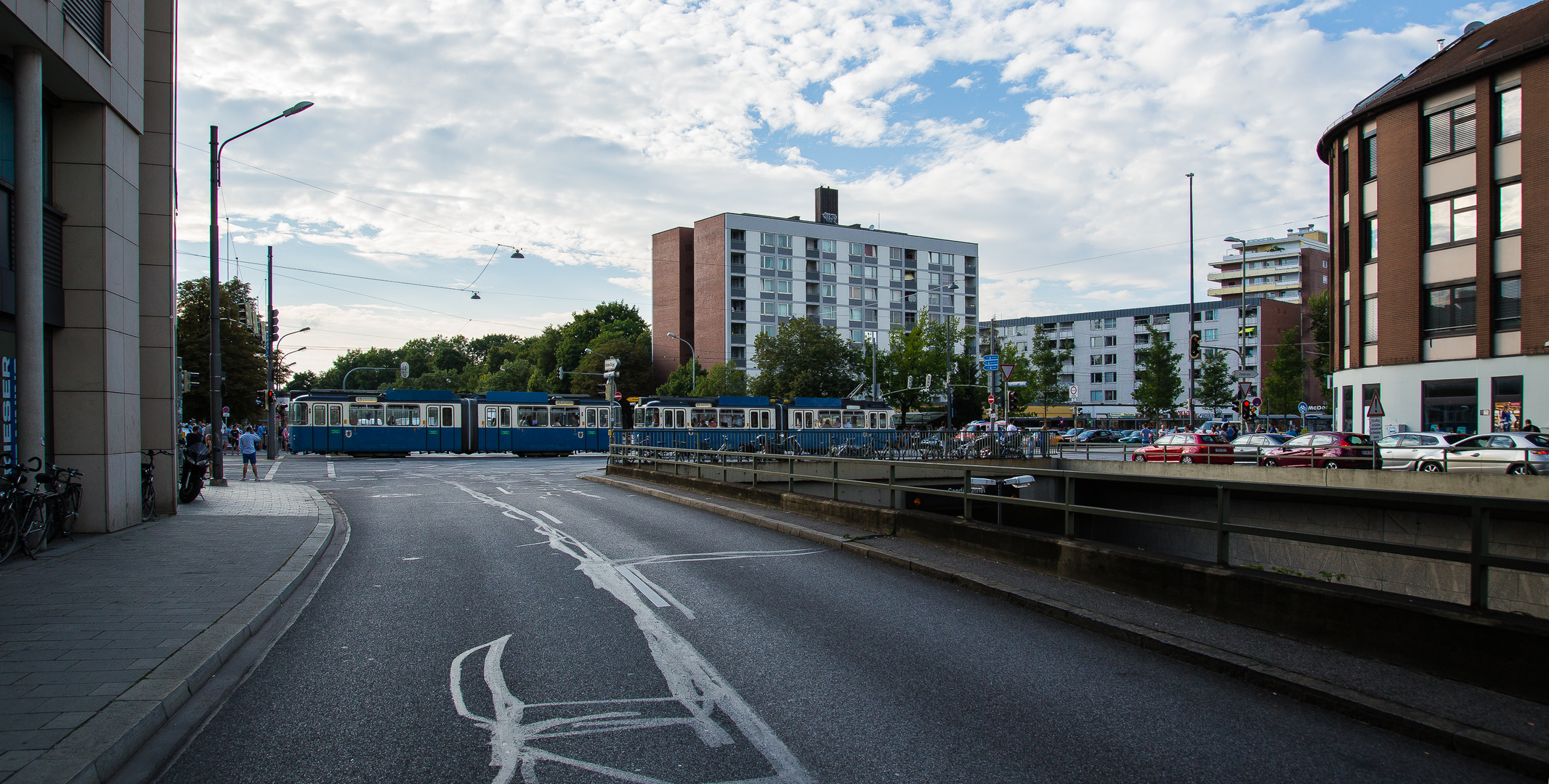 P-Zug auf der Kreuzung überm Mittleren Ring