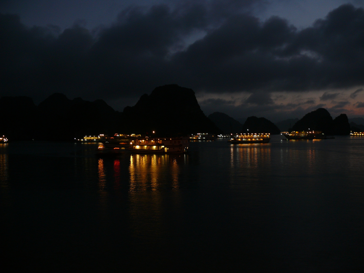 P1110561Nacht in der Halong Bucht