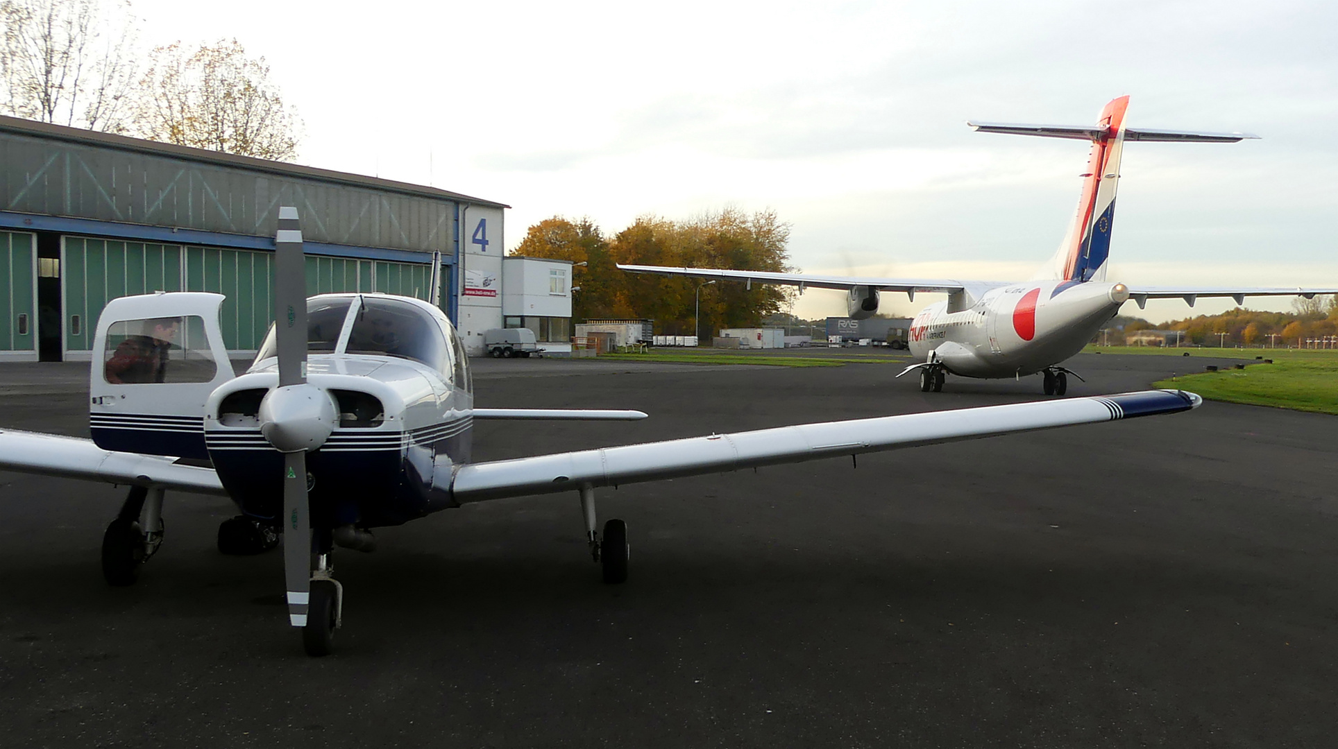 PA 28 und ATR 42 in MGL (EDLN)