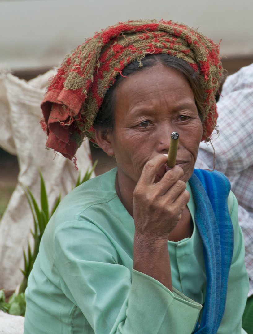 Pa-O woman with cigar