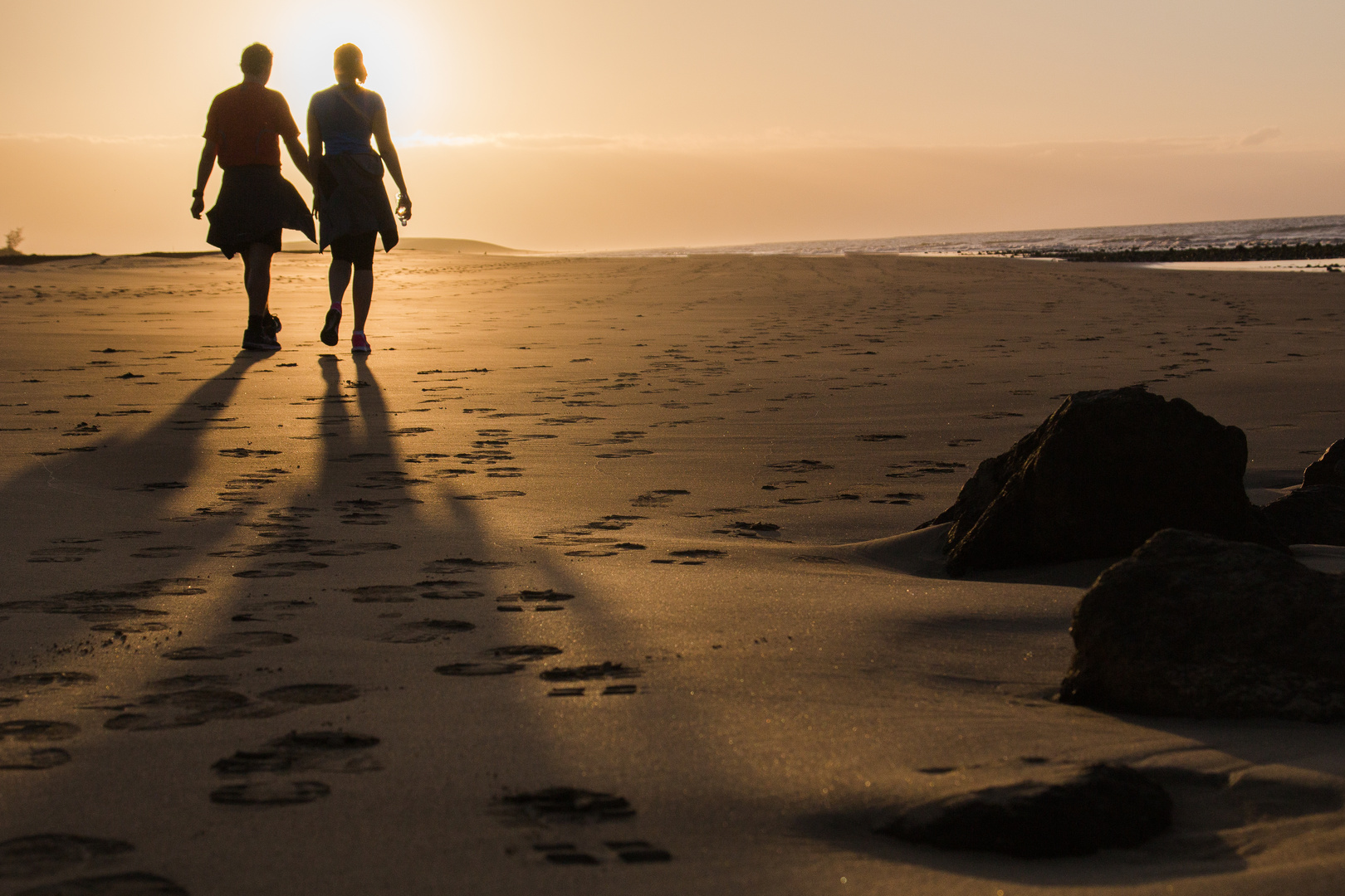 Paar am Strand im Sonnenaufgang