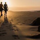 Paar am Strand im Sonnenaufgang