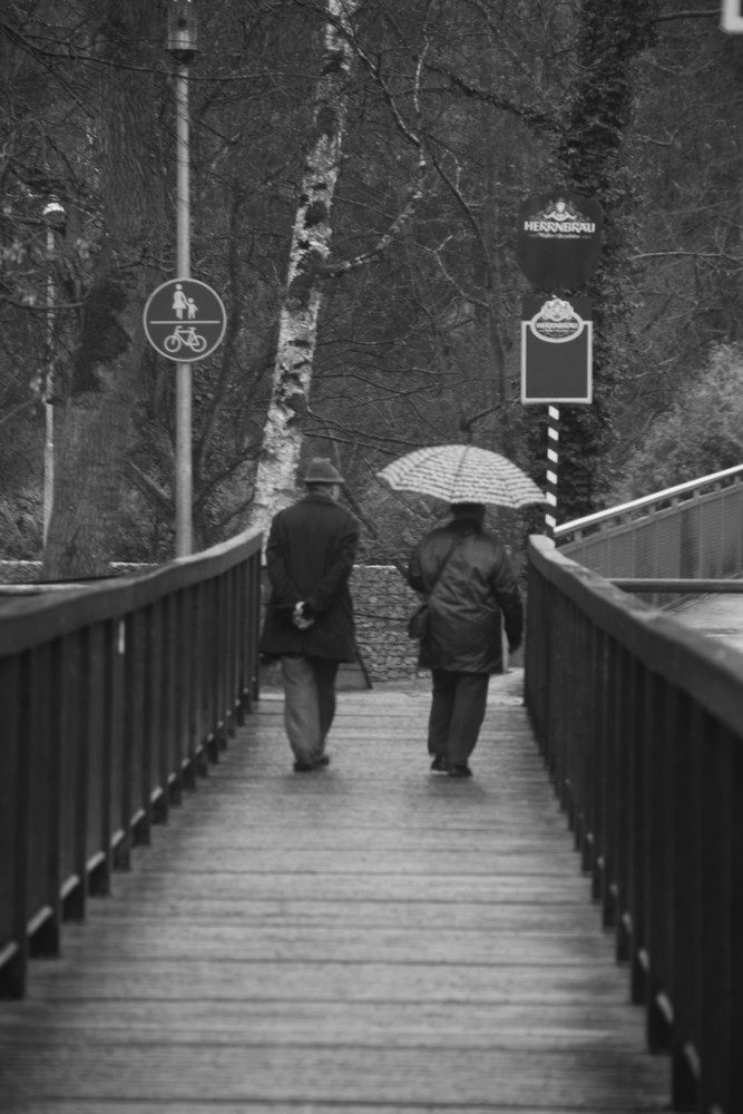 Paar auf der Brücke