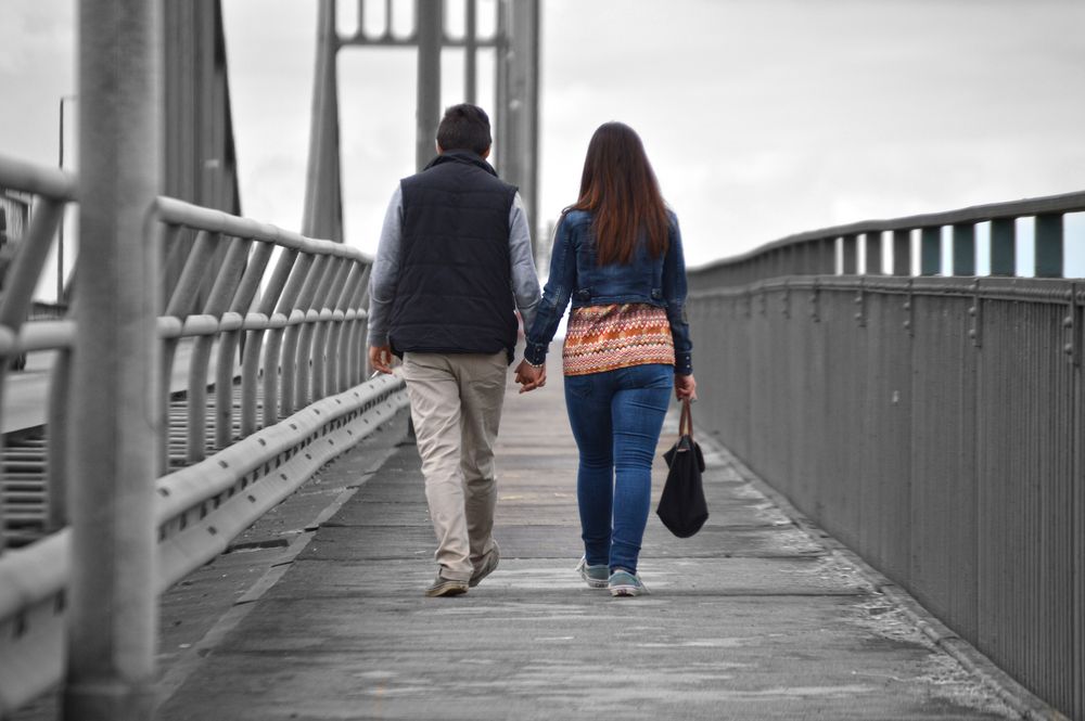 Paar auf der Brücke