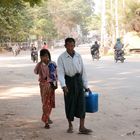 Paar auf Straße in Bagan