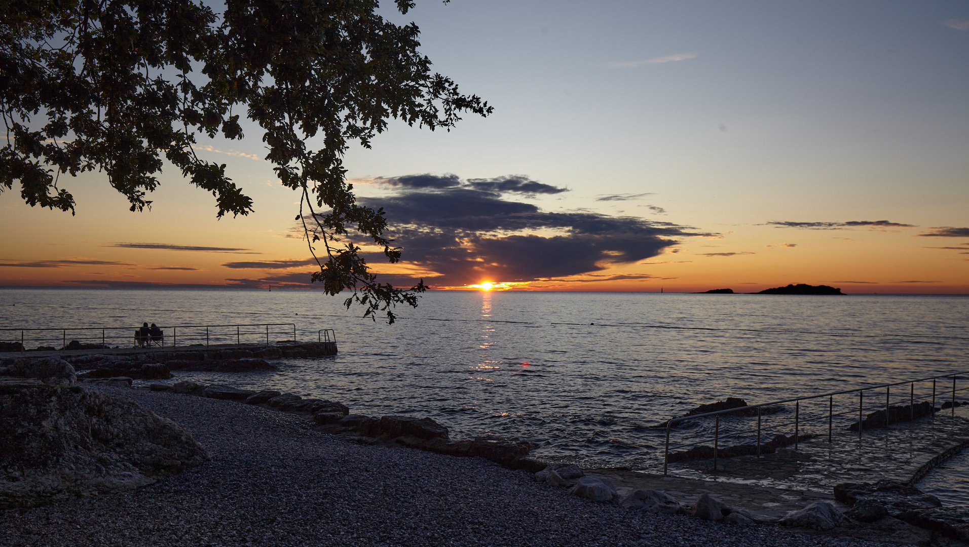 Paar beim Sonnenuntergang