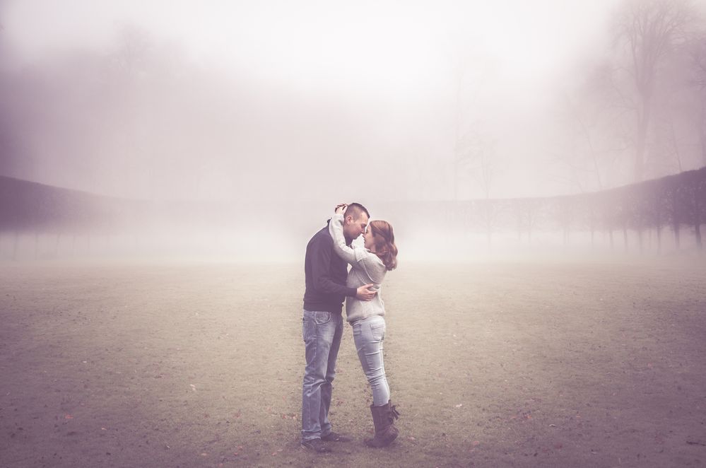 Paar im Nebel
