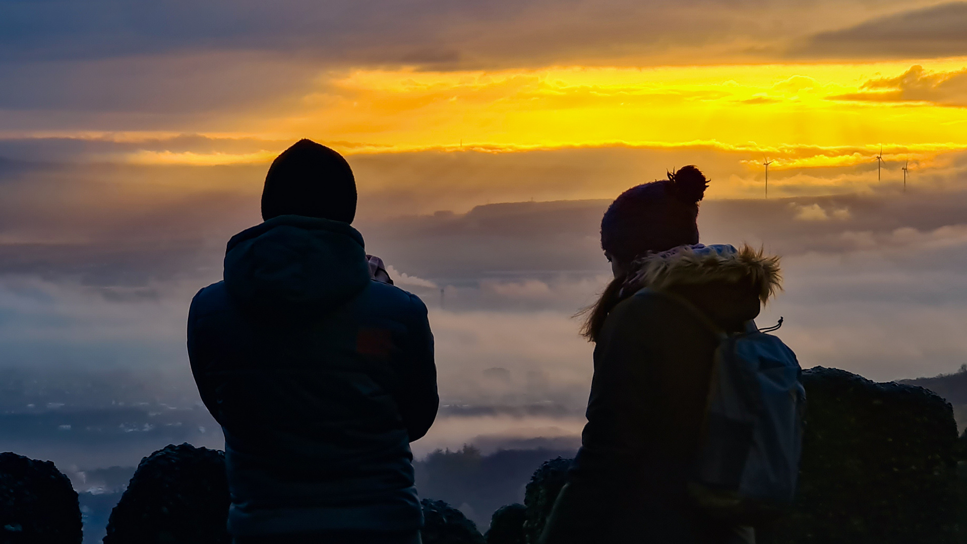 Paar im Sonnenaufgang.