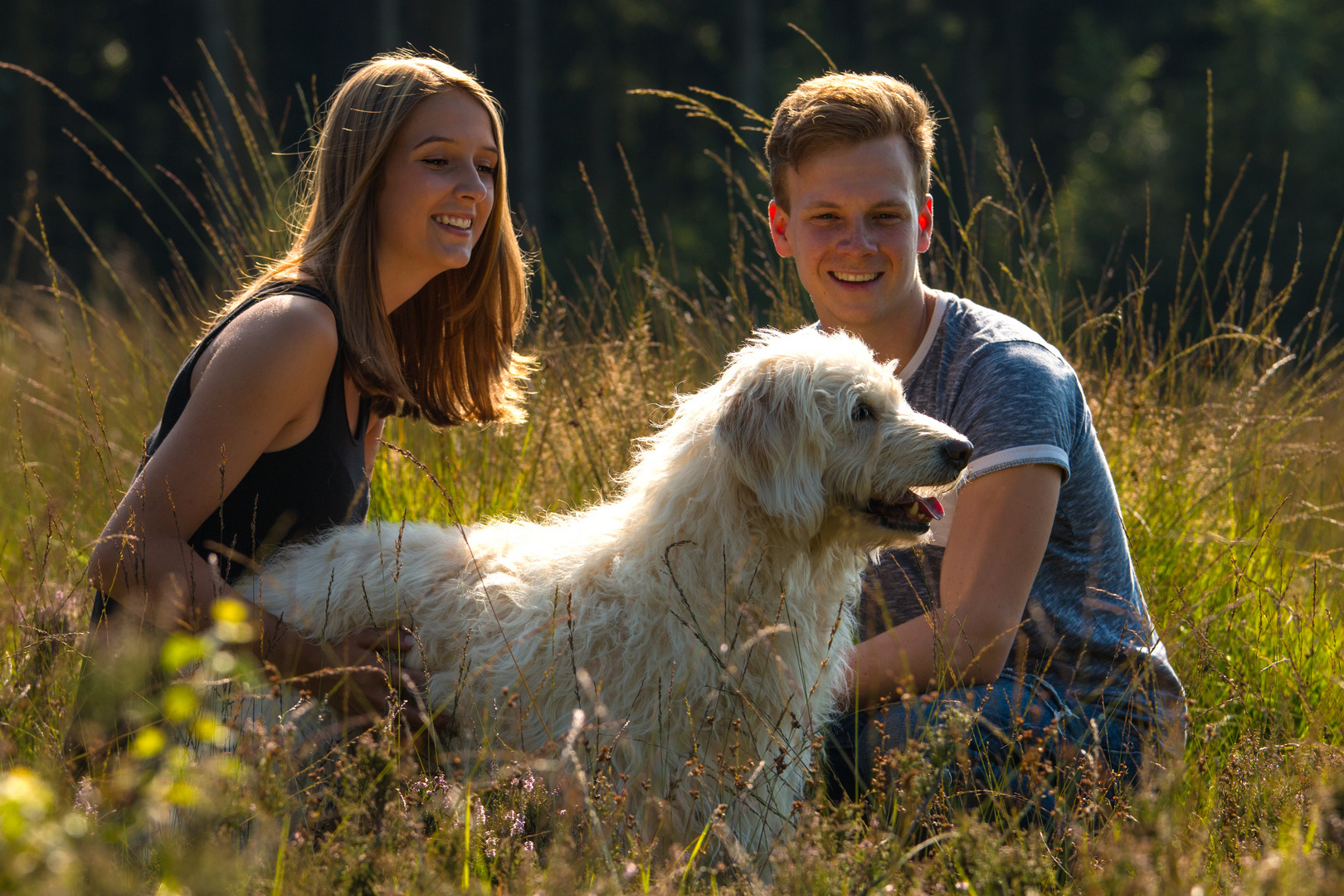 Paar mit Hund im Gegenlicht