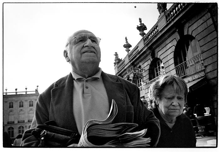 Paar mit Zeitung. Nancy, April 2005.