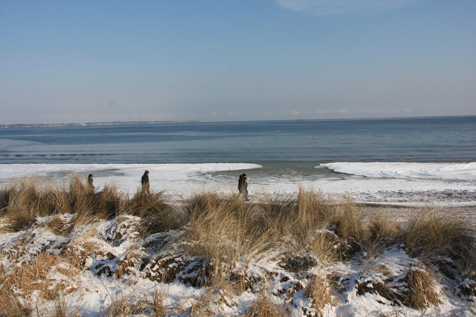 paare am winterstrand