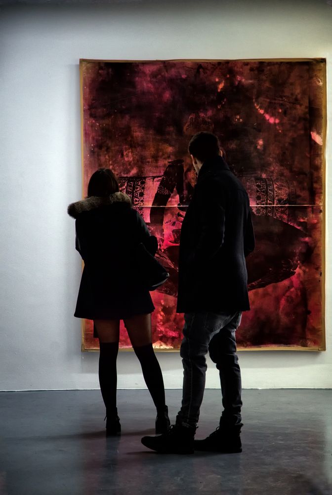 Paare im Museum - Rot